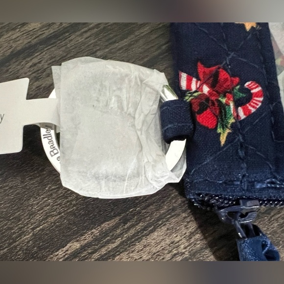 NWT-Vera Bradley Women's Cotton Zip ID Case Wallet, Snow Globe Motifs - Picture 7 of 11